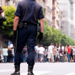 Scontri a Bologna tra manifestanti antifascisti e forze dell'ordine: tensione in citt